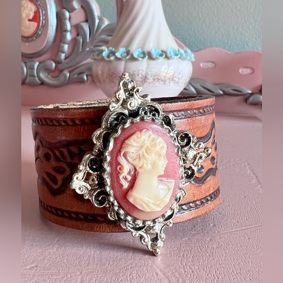 Jewelry - Vintage cameo handmade leather bracelet jewelry